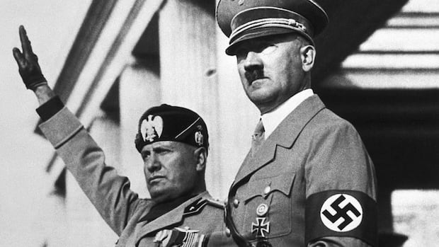 Adolf Hitler y Benito Mussolini fueron aliados durante la Segunda Guerra Mundial y son las caras del fascismo en Europa. (GETTY IMAGES).