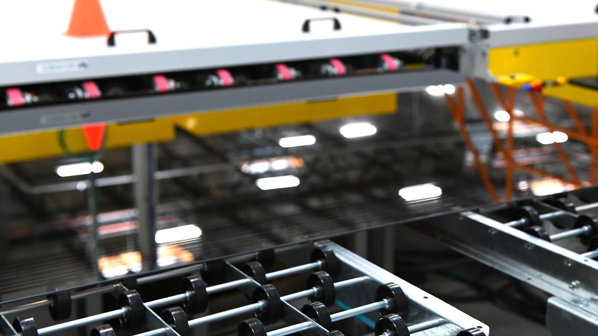 La tecnología de vidrio activo de Caelux transforma los módulos solares de silicio convencionales en módulos solares en tándem para aumentar la producción de energía.