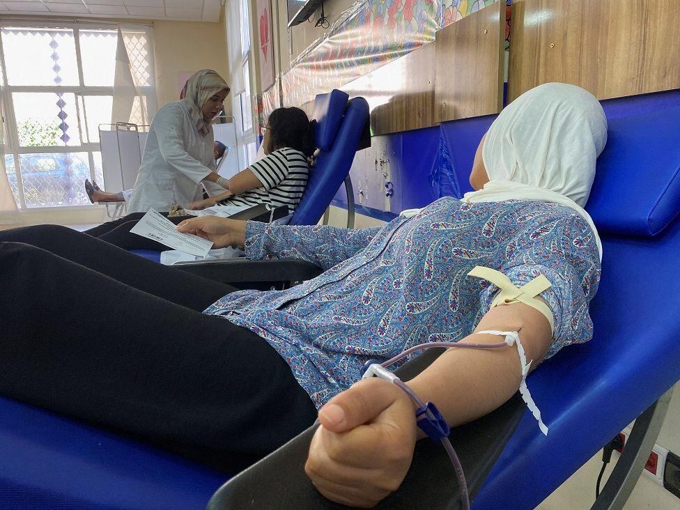 Mientras los hospitales se concentran en atender a los heridos, las autoridades han pedido a los residentes que donen sangre. (REUTERS/ABDELHAK BALHAKI).