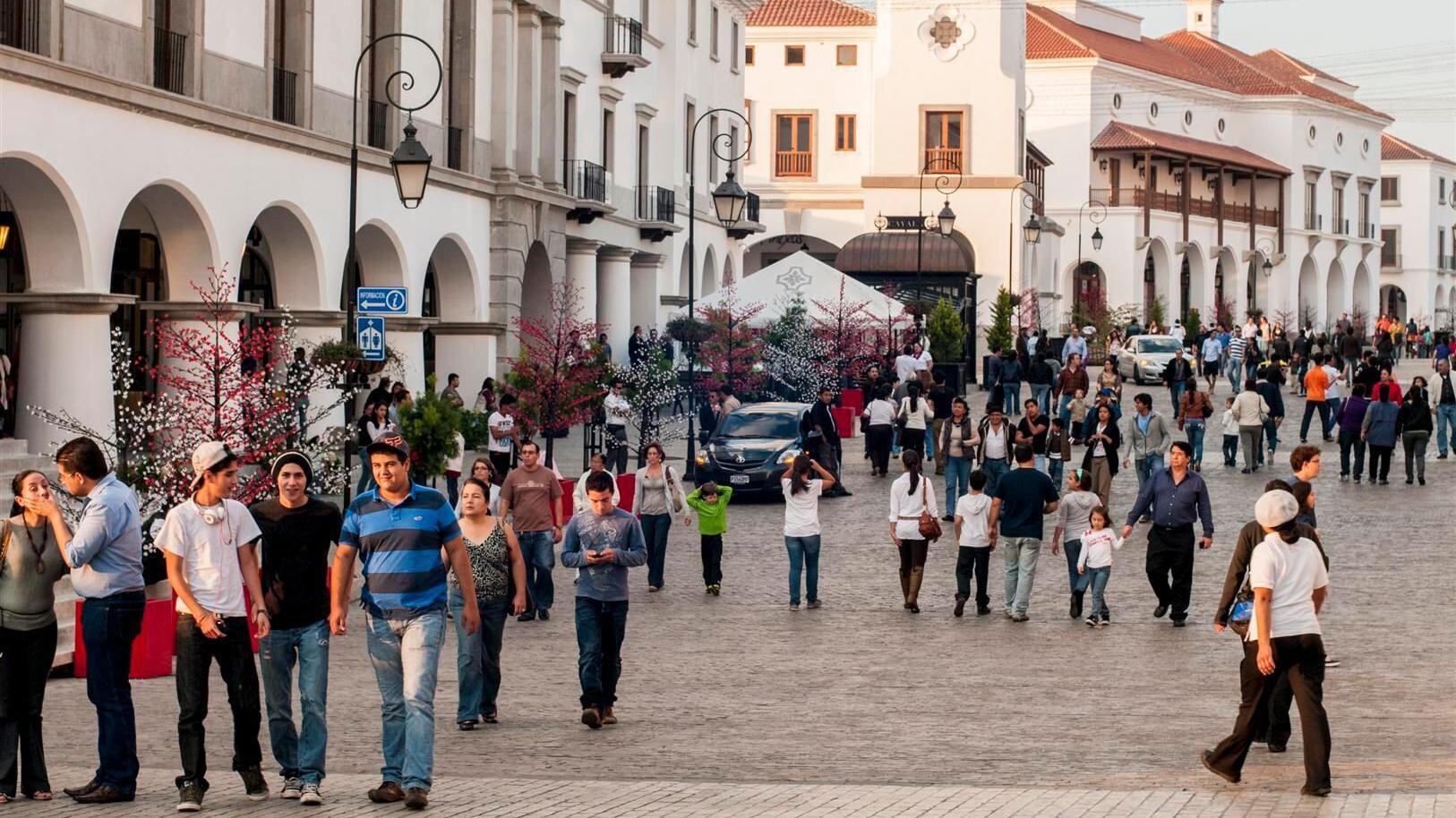 Visitors and residents of Cayalá walk along the main street.  (URBAN STUDY).
