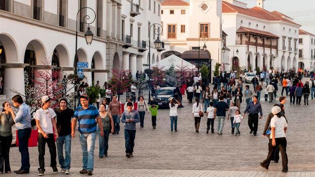 Visitantes y residentes de Cayalá recorren la calle principal. (ESTUDIO URBANO).