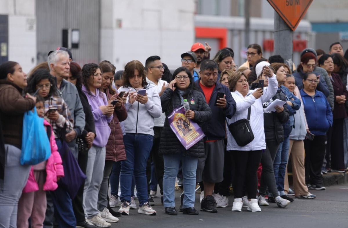 .Vecinos salieron a las calles para ver el paso del Señor de los Milagros | Foto El Comercio