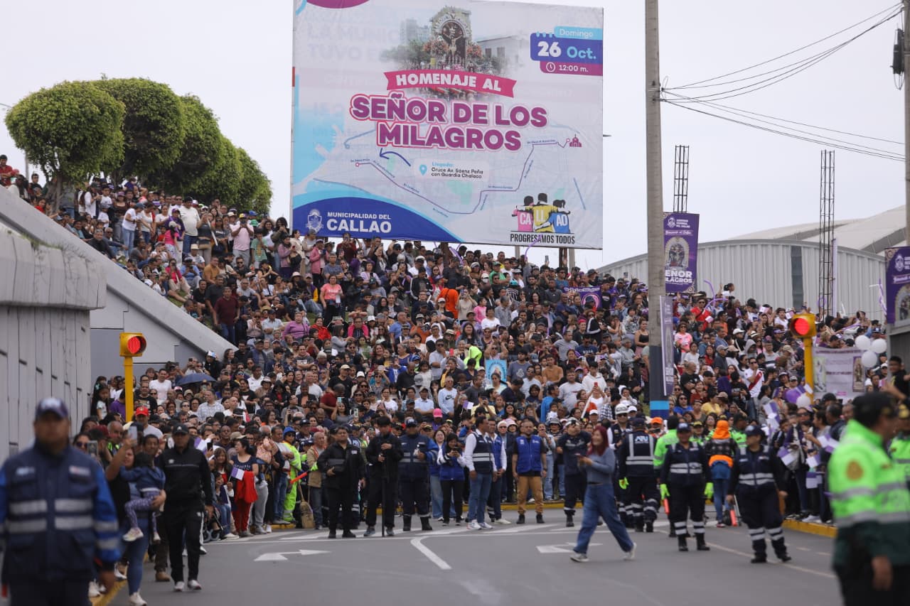 En su cuarto recorrido, el Señor de los Milagros se traslada en el Nazareno Móvil para llegar a la Provincia Constitucional del Callao después de 22 años. Foto: Antonio Melgarejo.
