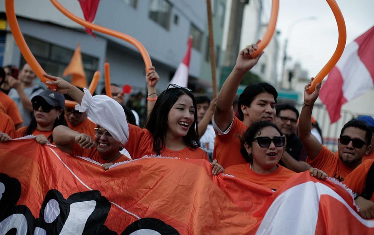 Simpatizantes de Fuerza Popular en los exteriores del Centro de Convenciones de Lima a falta de una hora para el inicio del debate presidencial con miras a la segunda vuelta | Foto: Julio Reaño /@photo.gec