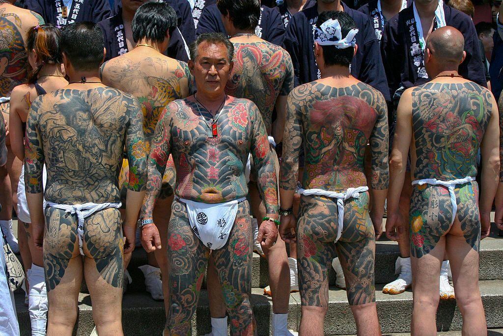 Raras veces los yakuza exhiben en público sus tatuajes, y una de estas ocasiones es el festival Sanja Matsuri en el tradicional barrio de Asakusa en Tokio. (Getty Images).