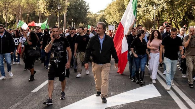 El secretario del partido de derechas italiano Forza Nuova, Roberto Fiore, encabezó  durante la pandemia una protesta en Roma que acabó en enfrentamientos con la policía. (GETTY IMAGES).