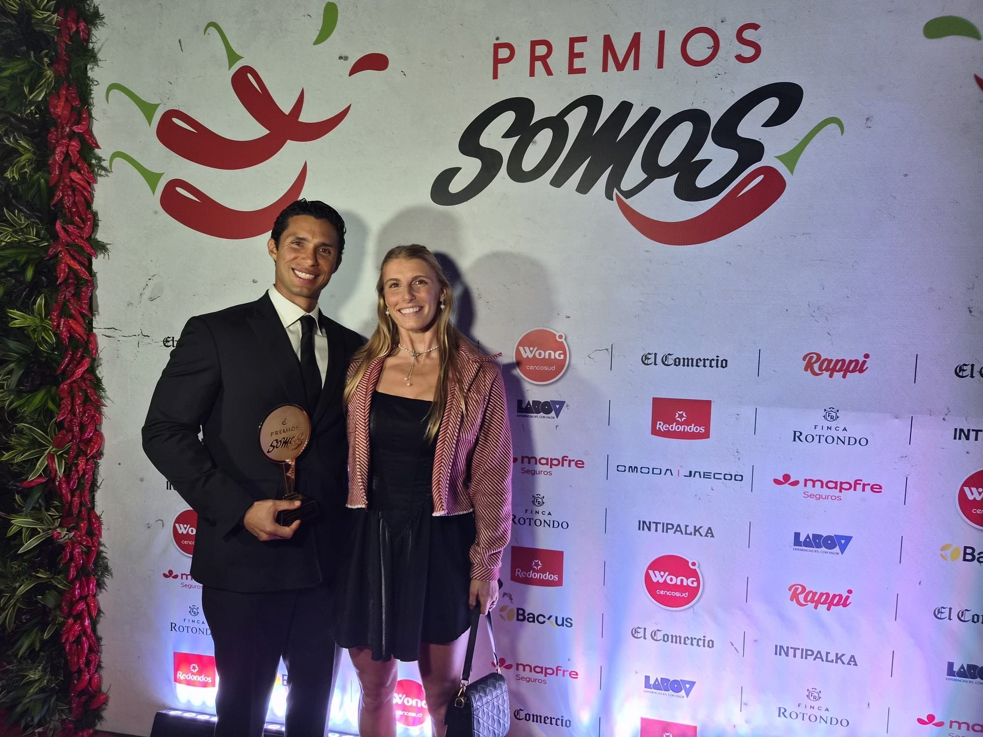 Rodrigo Fernandini junto a su esposa posando con el Premio Somos.
