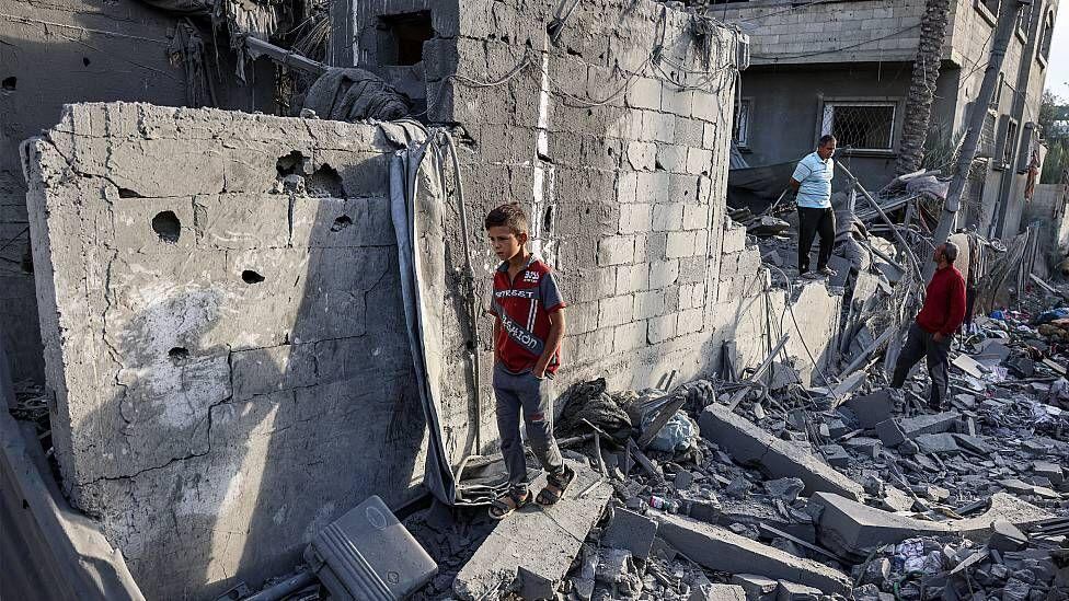 Edificios colapsados este mes en Jan Yunis tras un bombardeo. (Getty Images).