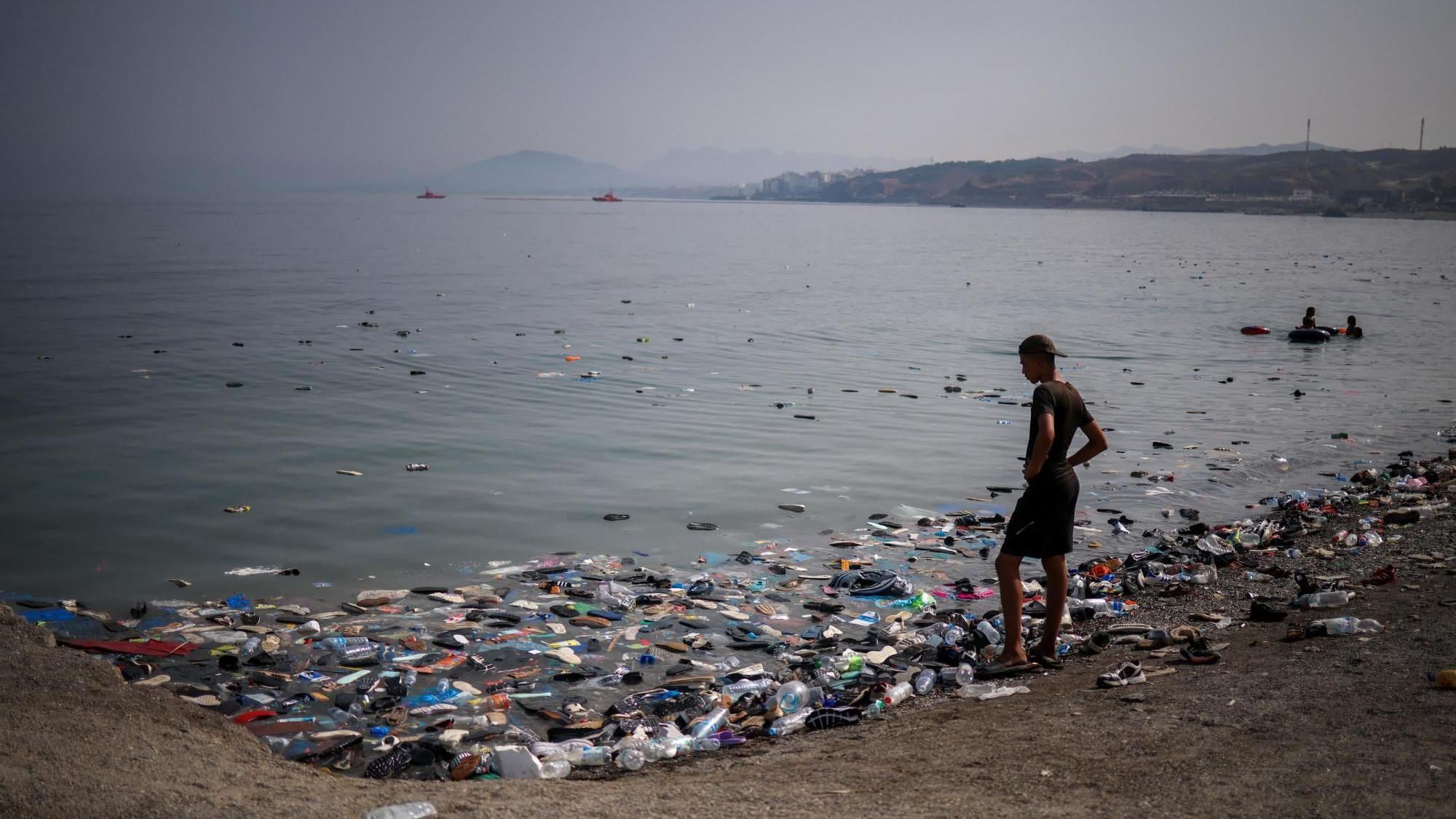 Miles de personas llegaron a Ceuta motivadas por rumores que vieron en redes sociales. (Reuters).