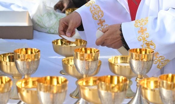 Los preparativos para la misa funeral del papa Francisco están en marcha en la Plaza de San Pedro, en el atrio de la Basílica de San Pedro, en la Ciudad del Vaticano, el 26 de abril de 2025 | Foto: EFE/EPA/MASSIMO PERCOSSI