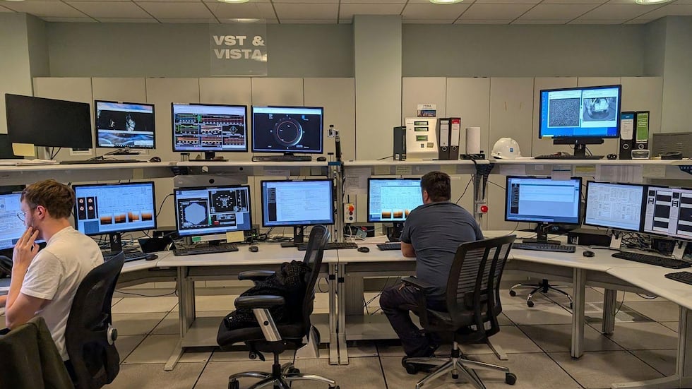 Los científicos trabajan desde los diferentes telescopios que tiene la instalación.