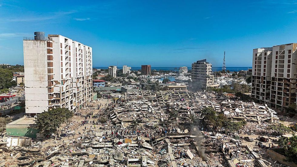 Cientos de edificios sufrieron daños graves o colapsaron completamente, según la información oficial. (AFP via Getty Images).