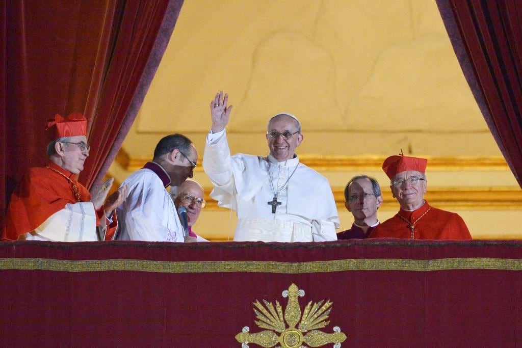 Un saludo cálido del carismático papa Francisco, hoy fallecido.