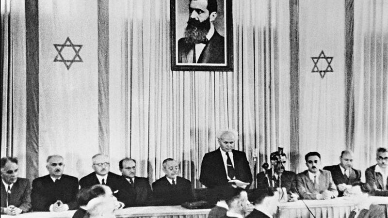 El primer primer ministro israelí, David Ben-Gurion, en la proclamación oficial del Estado de Israel, el 14 de mayo de 1948, en Tel Aviv. (GETTY IMAGES).