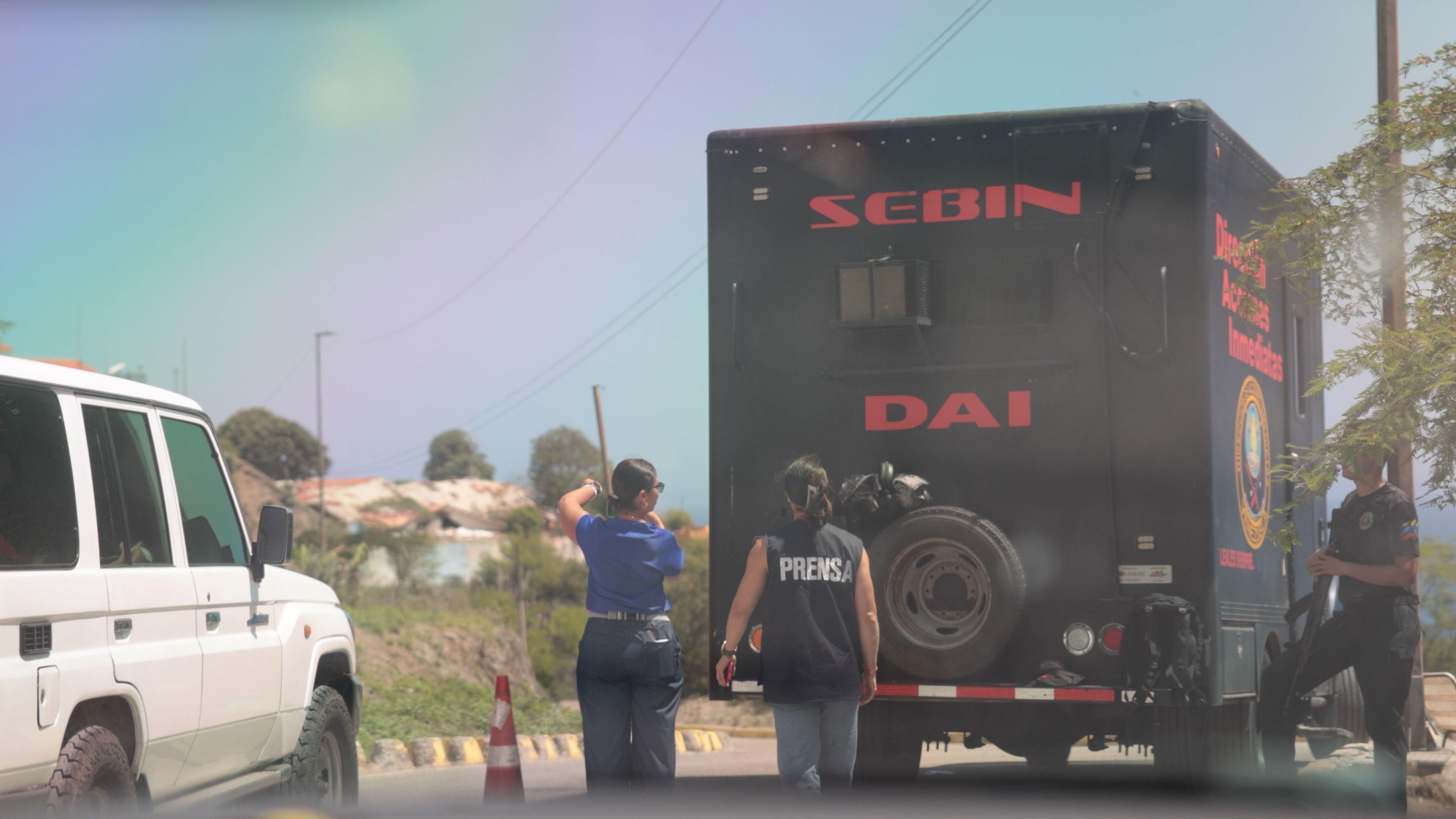 El Sebin custodia los restos del hotel donde alojaron a los deportados del vuelo 164. (Nicole Kolster).