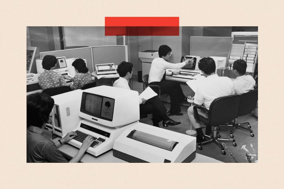 Empleados de oficina en la década de 1980 en Japón, donde la cultura de dedicación al empleador tiene su propia palabra, <em>Karōshi</em>.