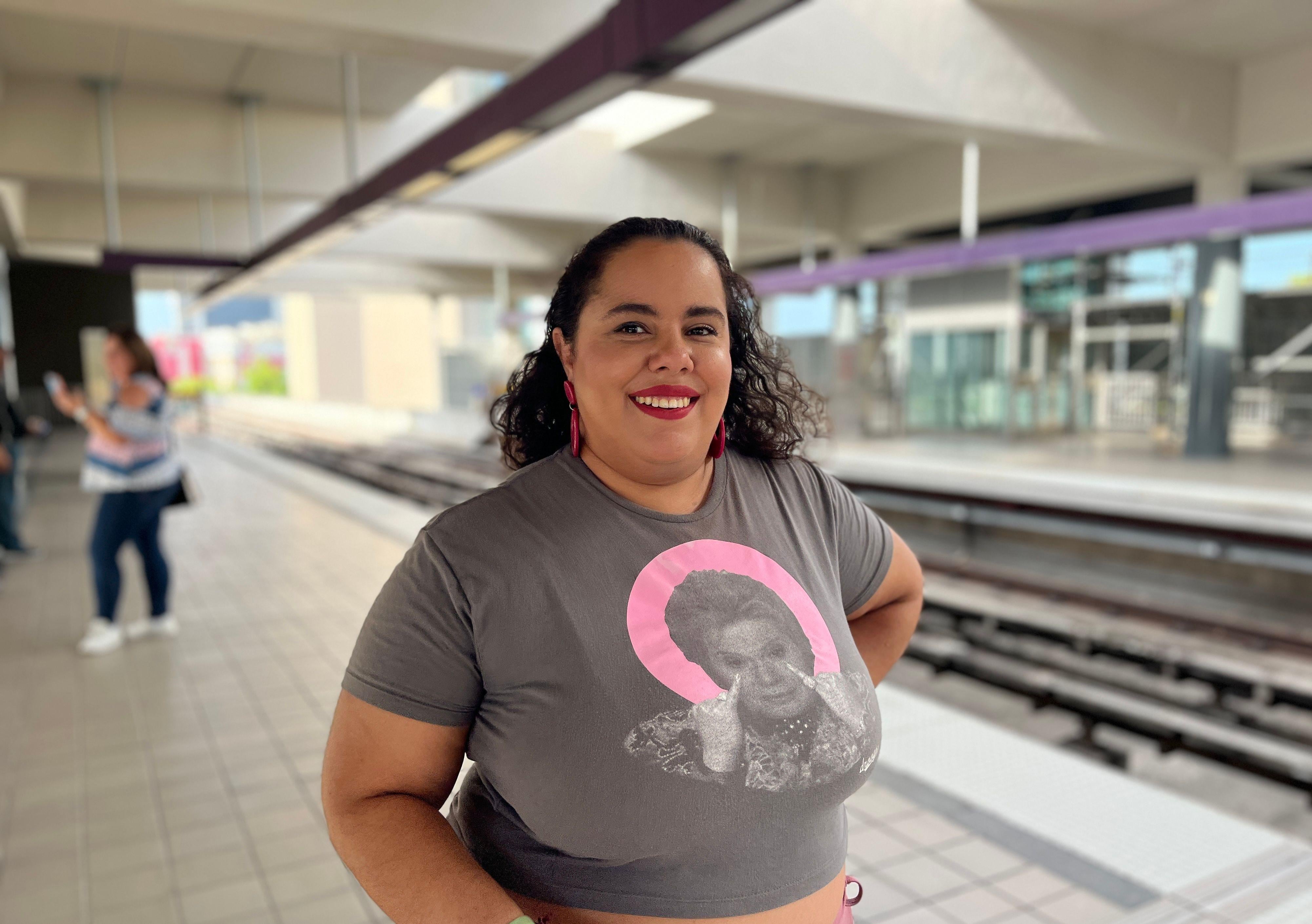 Brenda Mejía afirma que sus amigos y familiares la catalogan como una persona “rara” por utilizar el transporte público de Puerto Rico. (RONALD ÁVILA-CLAUDIO).