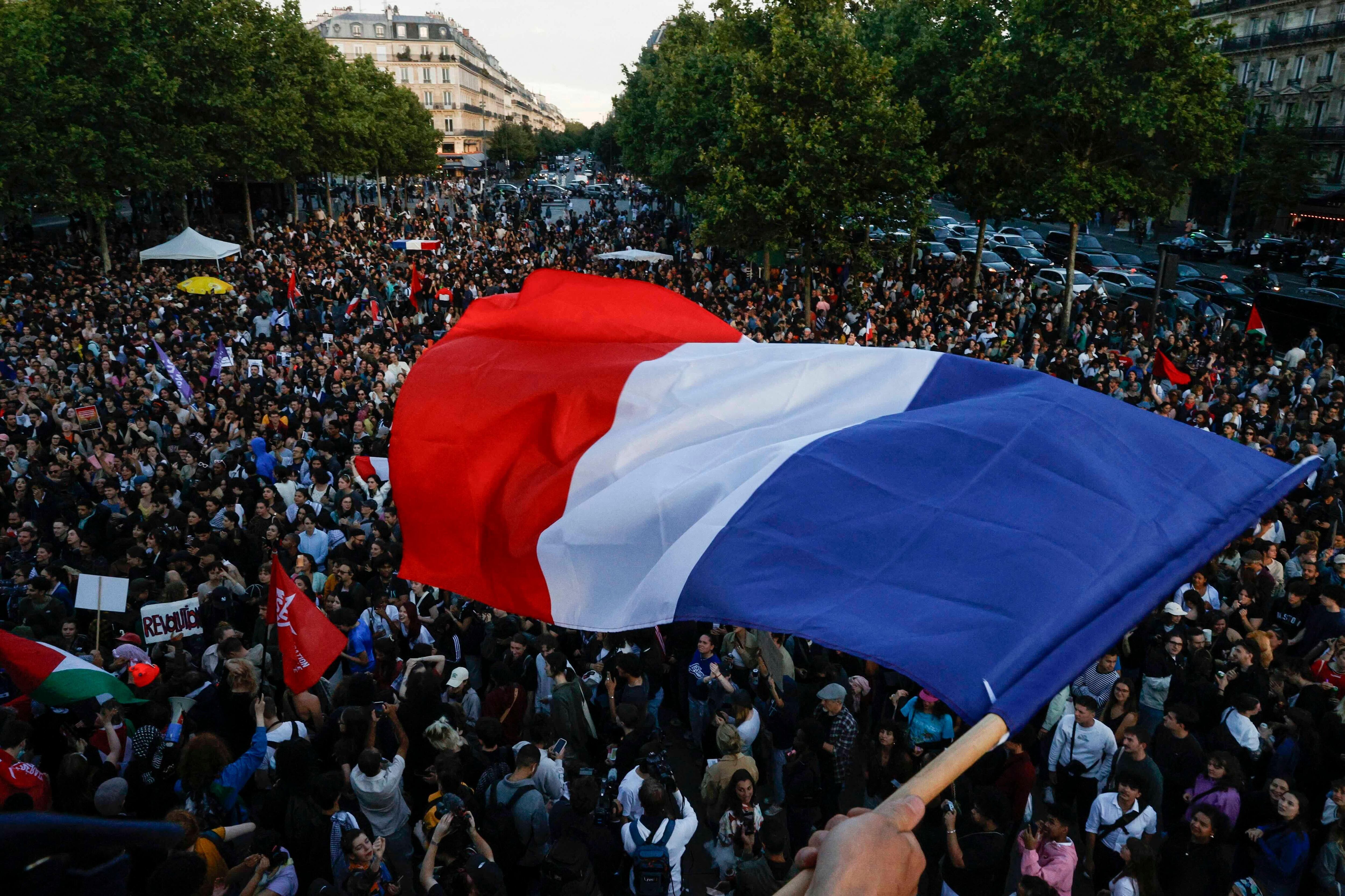 Las celebraciones fueron particularmente multitudinarias en París, donde los ciudadanos portaban eslóganes con el tríptico francés 