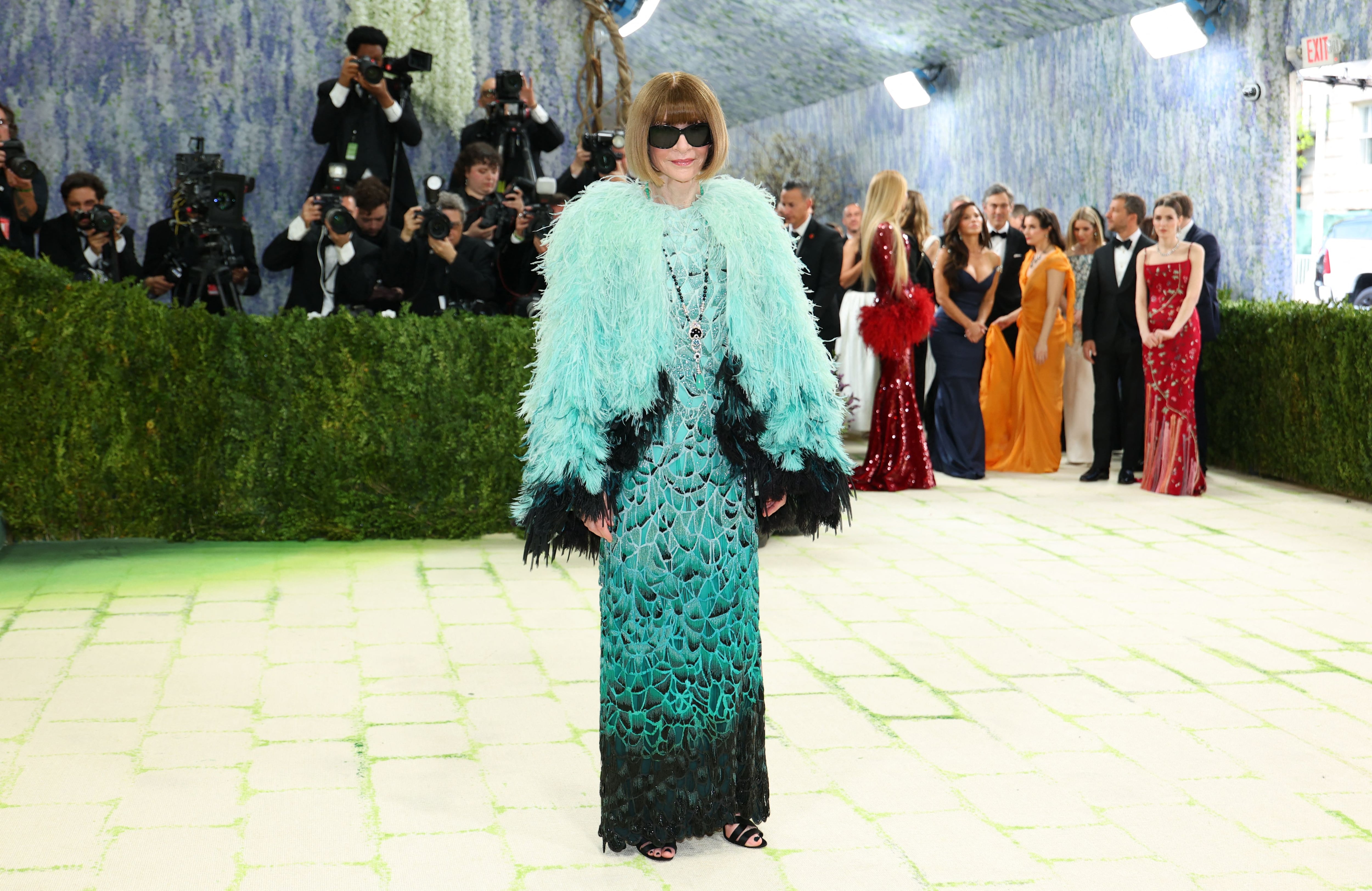 La legendaria Anna Wintour apuesta por las plumas con un look de Chanel en la Met Gala 2026.