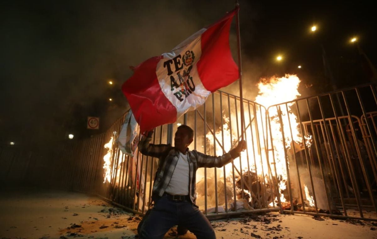 Ciudadano protesta con una bandera en la avenida Abancay | Foto: El Comercio