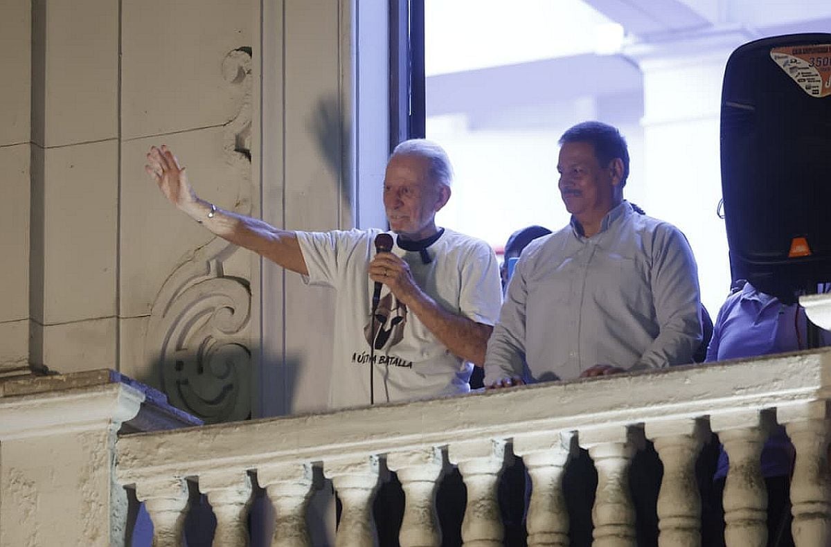 El candidato por el partido Obras, Ricardo Belmont, se dirige a sus simpatizantes congregados en la Plaza San Martín, tras el cierre de la jornada electoral | Foto: Mario Zapata N. / @photo.gec