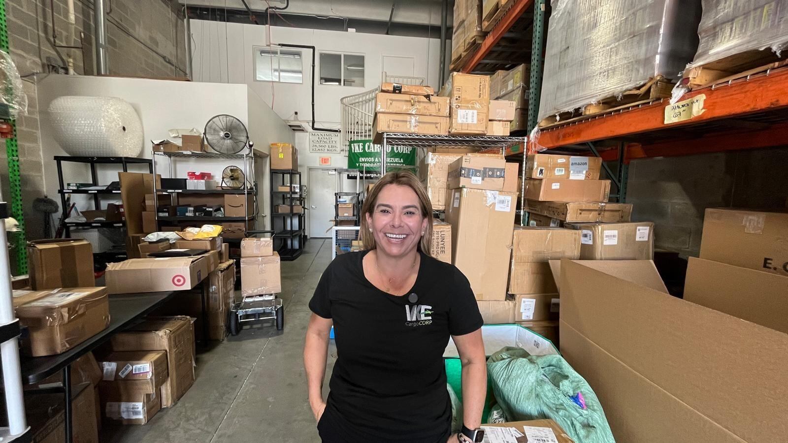 María Alejandra Longobardi es dueña de un negocio de envíos en Doral. (Valentina Oropeza / BBC Mundo).