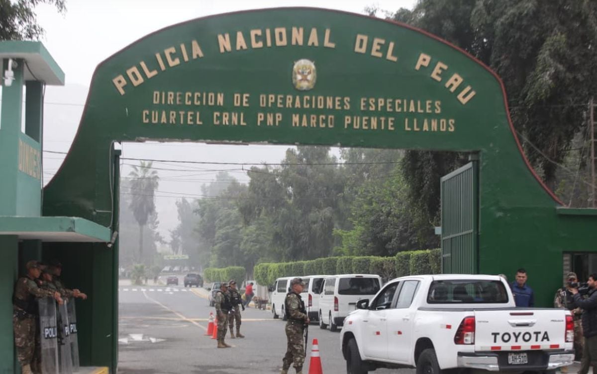 Movimiento en los exteriores del penal de Barbadillo en los momentos previos a la audiencia donde se definirá la situación judicial del expresidente Pedro Castillo y otros por el golpe de Estado de 2022 | Foto: V ioleta Ayasta / El Comercio