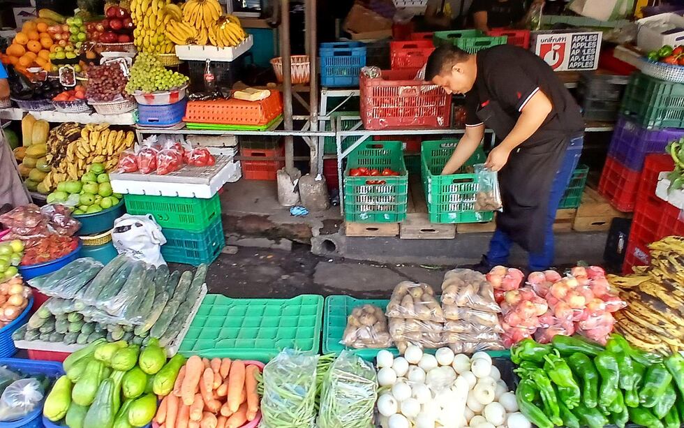 Los vendedores de los mercados convencionales tienen que hacer frente a la tasa de la municipalidad, la de la recogida de basura, el costo de la luz... (Roberto Valencia para BBC News Mundo).