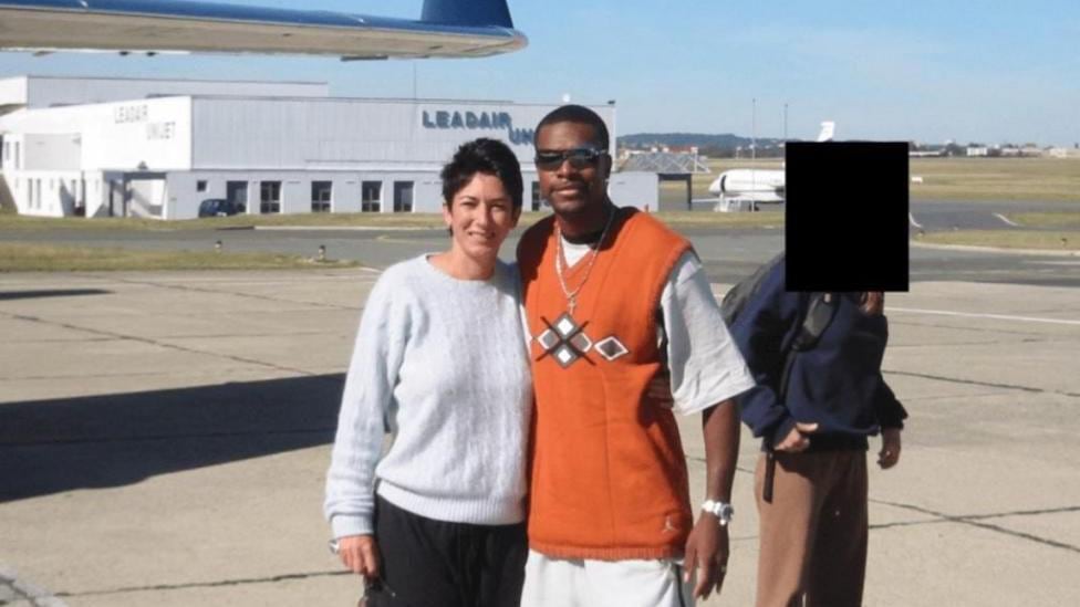 El actor Chris Tucker posa con Ghislaine Maxwell, socia convicta de Epstein. (Departamento de Justicia de EE.UU.).