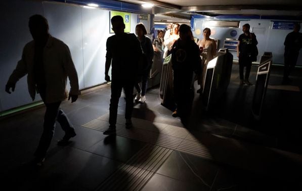 Usuarios del Metro de Madrid abandonan una de las estaciones del suburbano tras registrarse un apagón a nivel peninsular este lunes | Foto: EFE/Mariscal