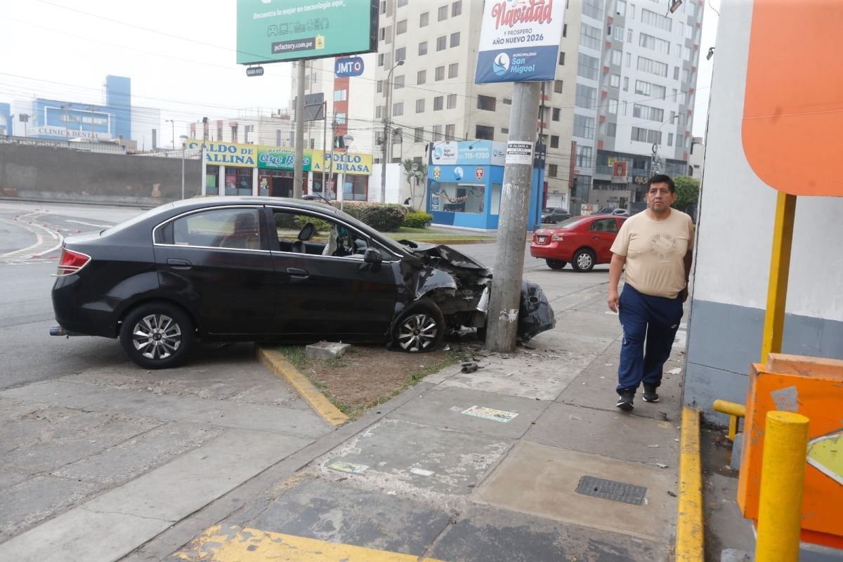 Tres heridos deja el choque de un auto contra un poste en San Miguel