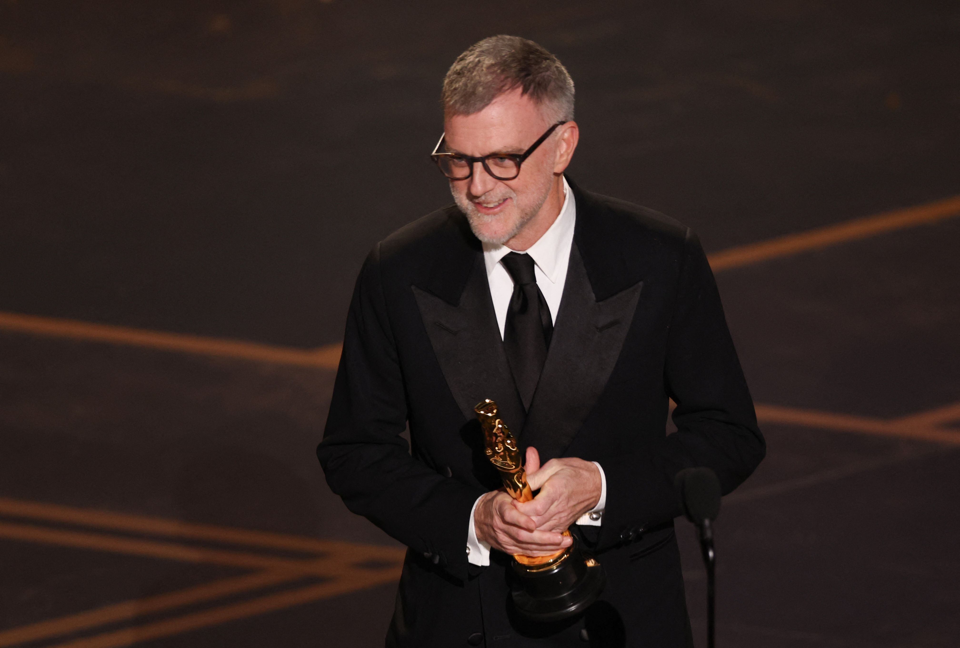 El director y guionista Paul Thomas Anderson se lleva el Oscar a Mejor Guion Adaptado por Una batalla tras otra en los 98th Academy Awards. ?? (Foto: Patrick T. Fallon / AFP)