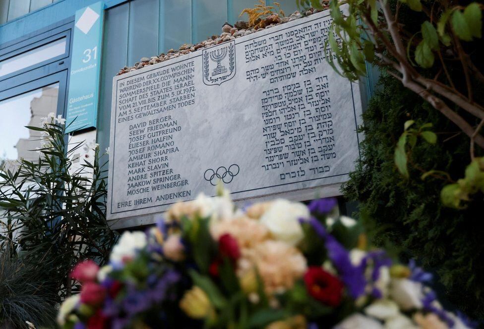 Una placa en la antigua villa olímpica de Múnich en honor a los miembros de la delegación israelí que murieron en el atentado perpetrado en las Olimpiadas de 1972. (REUTERS).