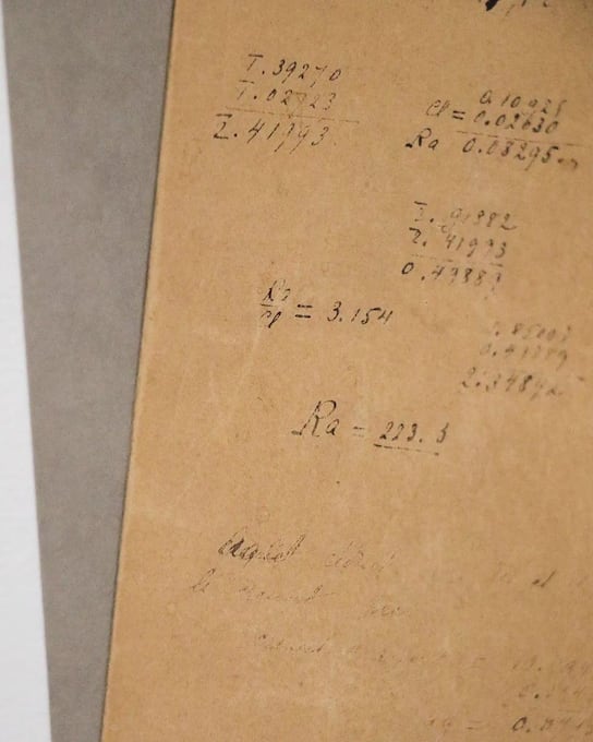 La colección de material de Marie Curie incluye algunas notas de laboratorio radiactivas.