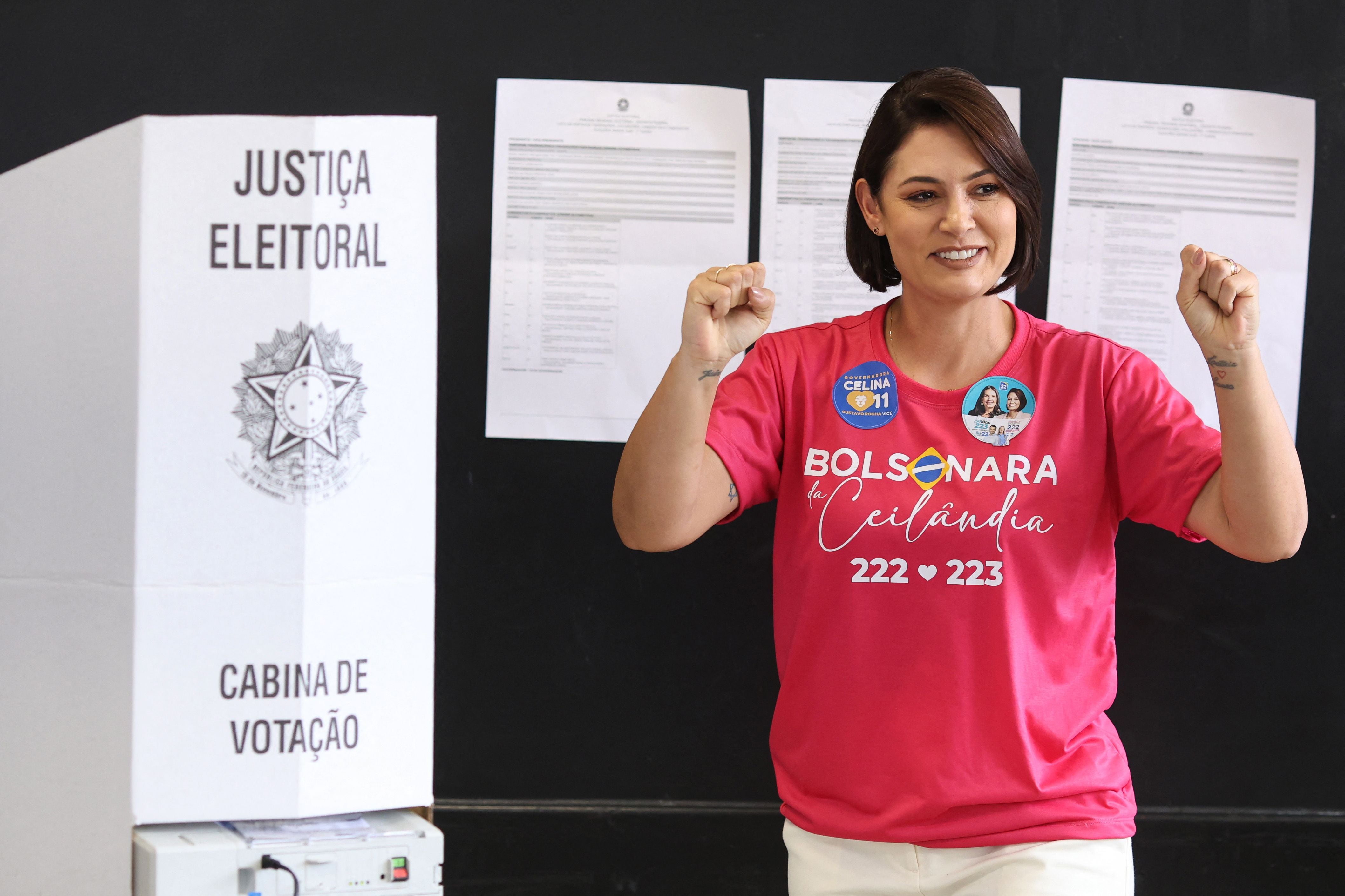 El expresidente Jair Bolsonaro, quien está cumpliendo condena por golpe de Estado en prisión domiciliaria, está ansioso, pero con confianza en el resultado de las elecciones de este domingo, afirmó su esposa, Michelle Bolsonaro.