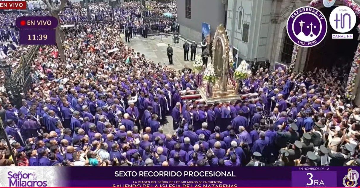 La sagrada imagen esta saliendo de la Iglesia de las Nazarenas. | Foto: Canal HN