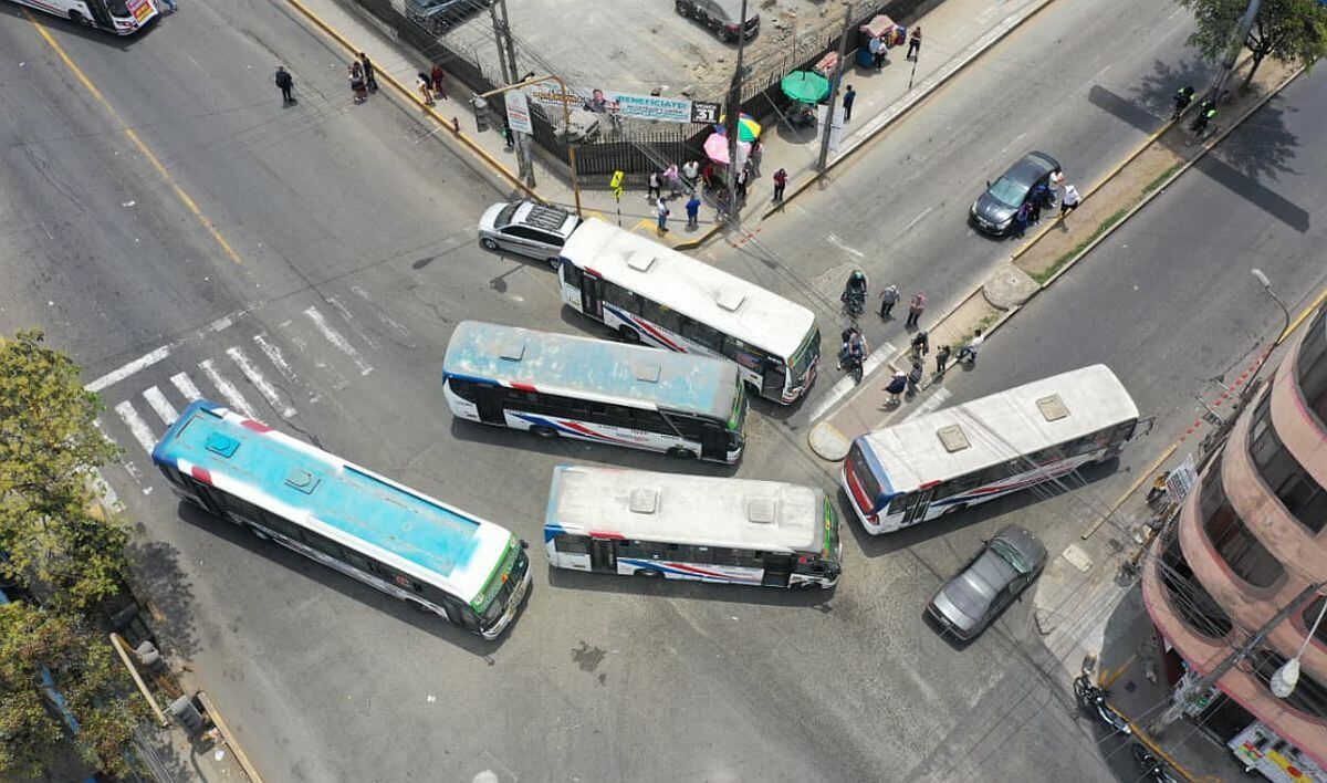 Transportistas bloquean las principales salidas del distrito de San Juan de Lurigancho como forma de protesta por las extorsiones que padecen los trabajadores del sector | Foto: Julio Reaño/@photo.gec