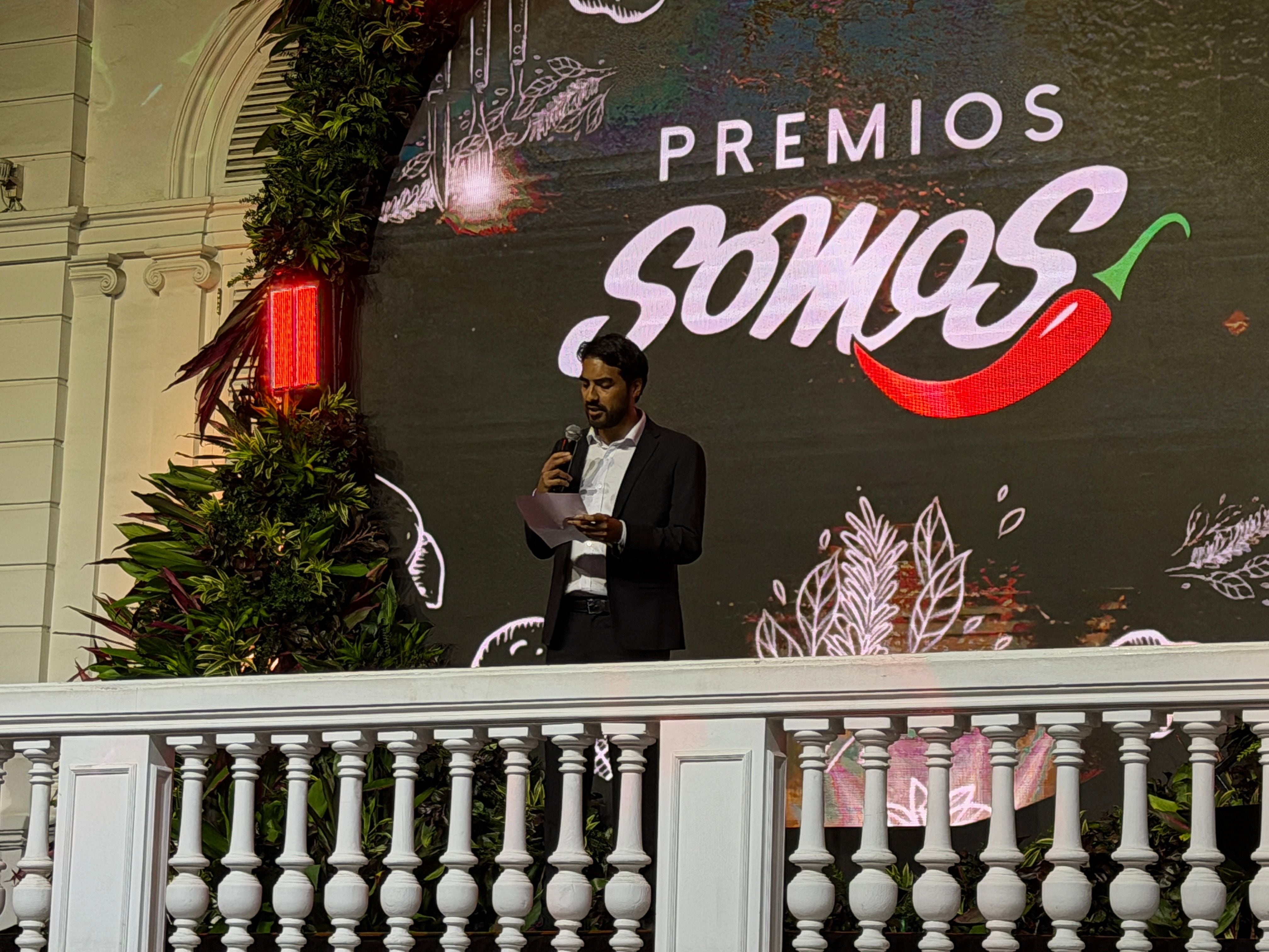 Juan Carlos Fangacio, editor de Somos, da el discurso de bienvenida.