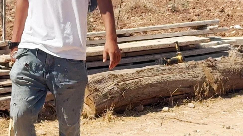 En las imágenes que muestran el ataque al complejo de los Abu Alia se aprecia una herramienta eléctrica para cortar metal. (Reuters).