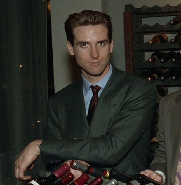 Gavin Newsom en la inauguración de su vinoteca PlumpJack en 1992. (Getty Images).