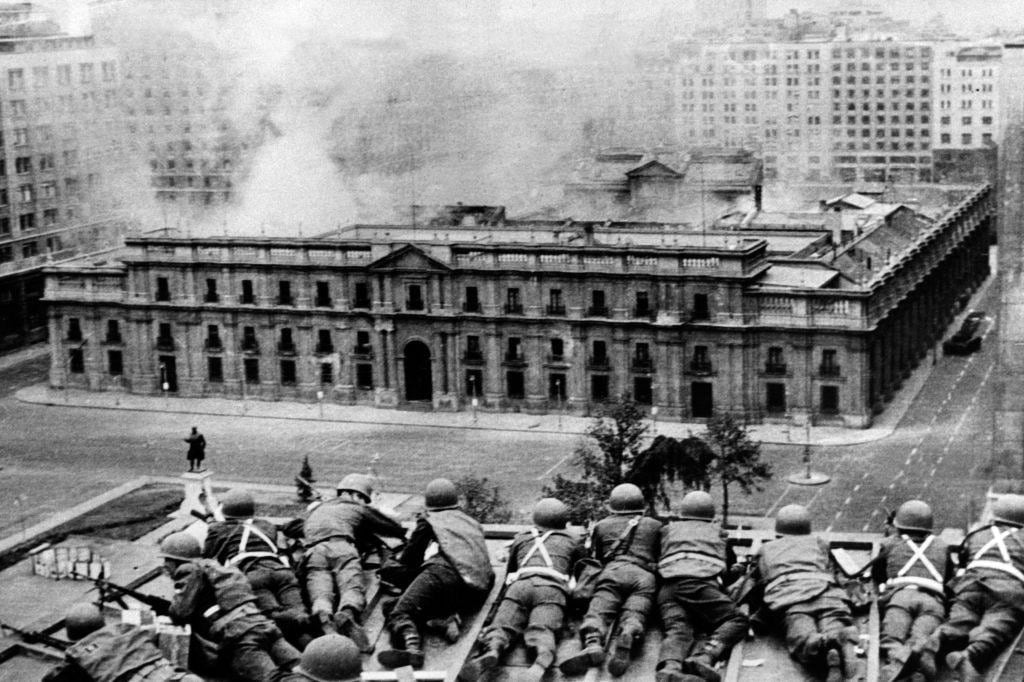 Tras los ataques a las antenas de las radioemisoras y la casa de Allende, las Fuerzas Armadas lanzaron cohetes contra La Moneda. (GETTY IMAGES).