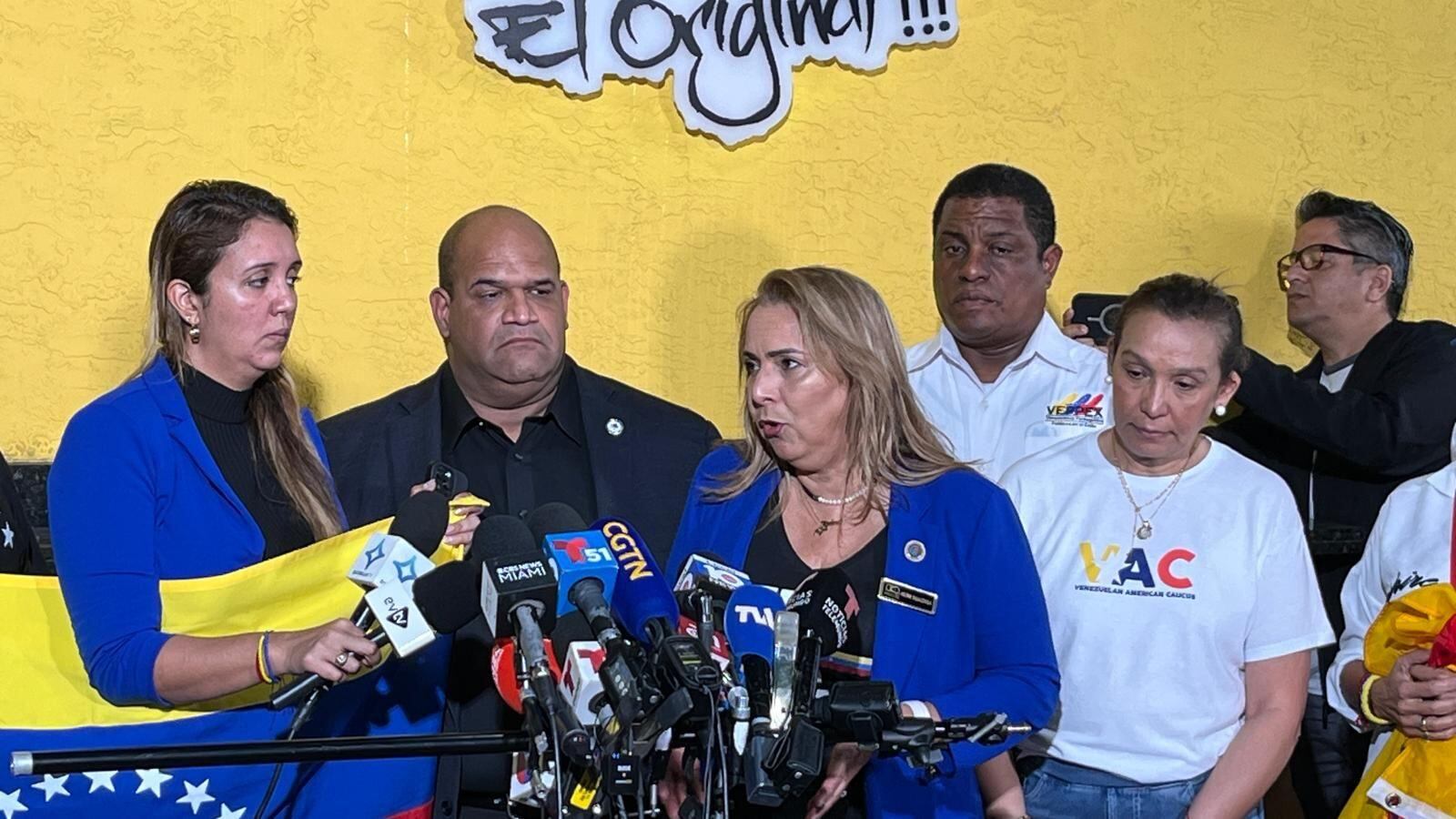 Helene Villalonga, en el centro, habla en un acto a favor de los venezolanos que son beneficiarios del TPS desde Doral. (Valentina Oropeza / BBC Mundo).