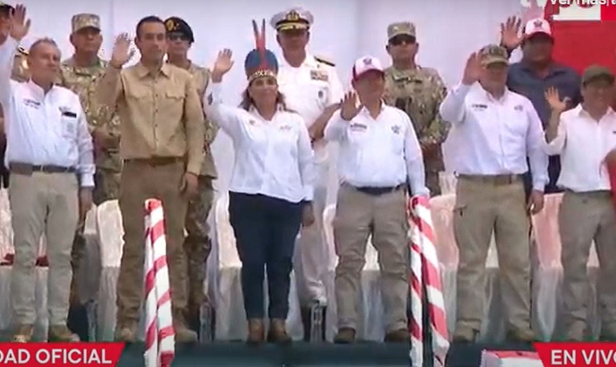 El saludo de la presidenta Dina Boluarte y el resto de las autoridades presentes en la ceremonia en el distrito Santa Rosa de Loreto | Captura de video TV Perú