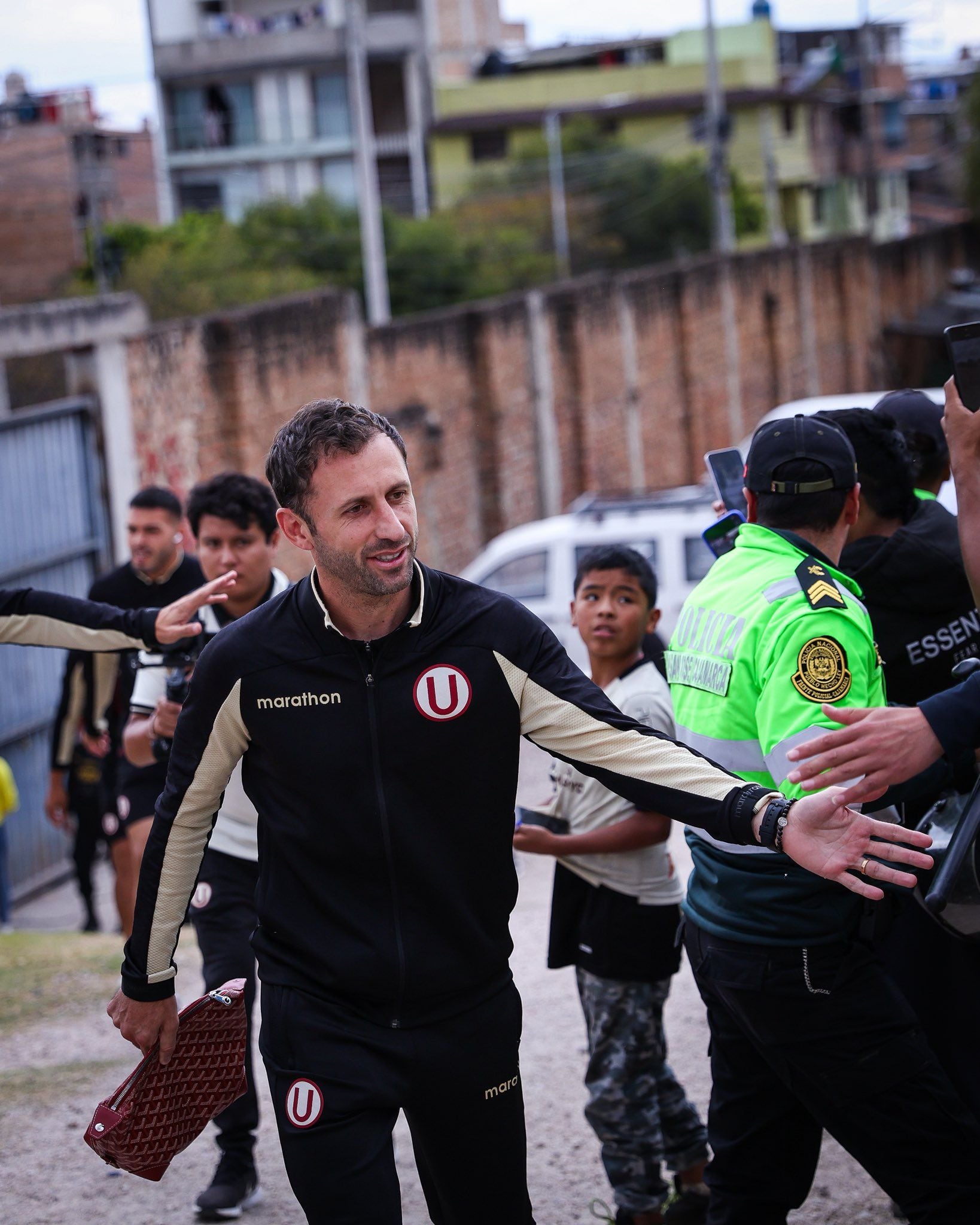 El plantel de Universitario fue recibido por hinchas en su llegada al Héroes de San Ramón.