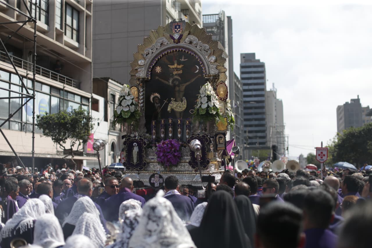 Imagen del Señor de los Milagros realiza este sábado 1 de noviembre su sexta y última procesión en el Cercado de Lima, poniendo fin a las celebraciones religiosas de 2025. Foto: Cesar Bueno
