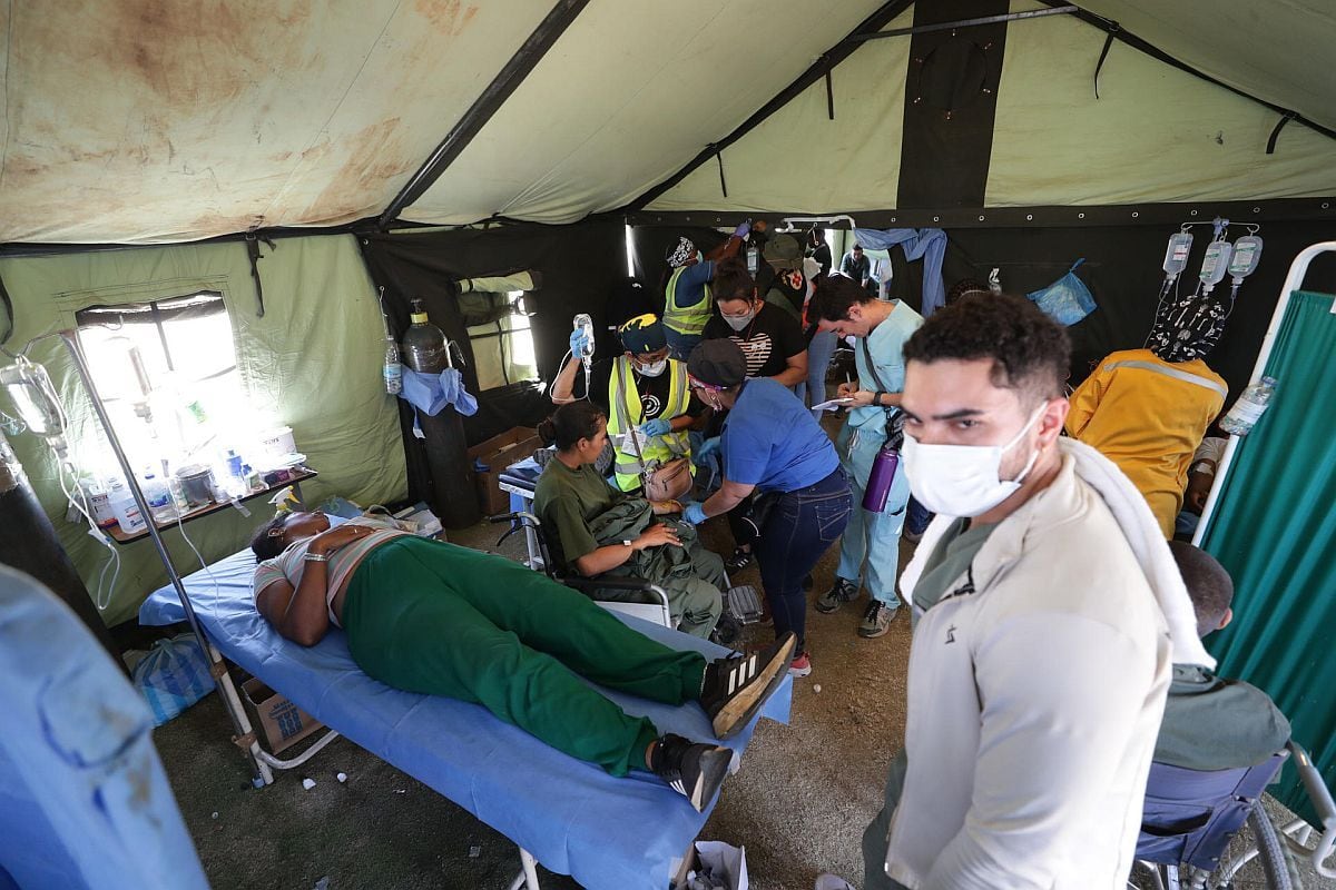 Personas son atendidas en una carpa instalada por el Ejercito de Venezuela este lunes, en La Guaira (Venezuela) | Foto: EFE/ Ronald Peña R
