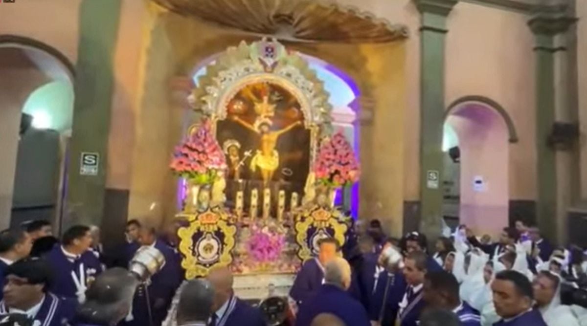 La imagen del Señor de los Milagros ya ingresó a la iglesia de las Nazarenas.