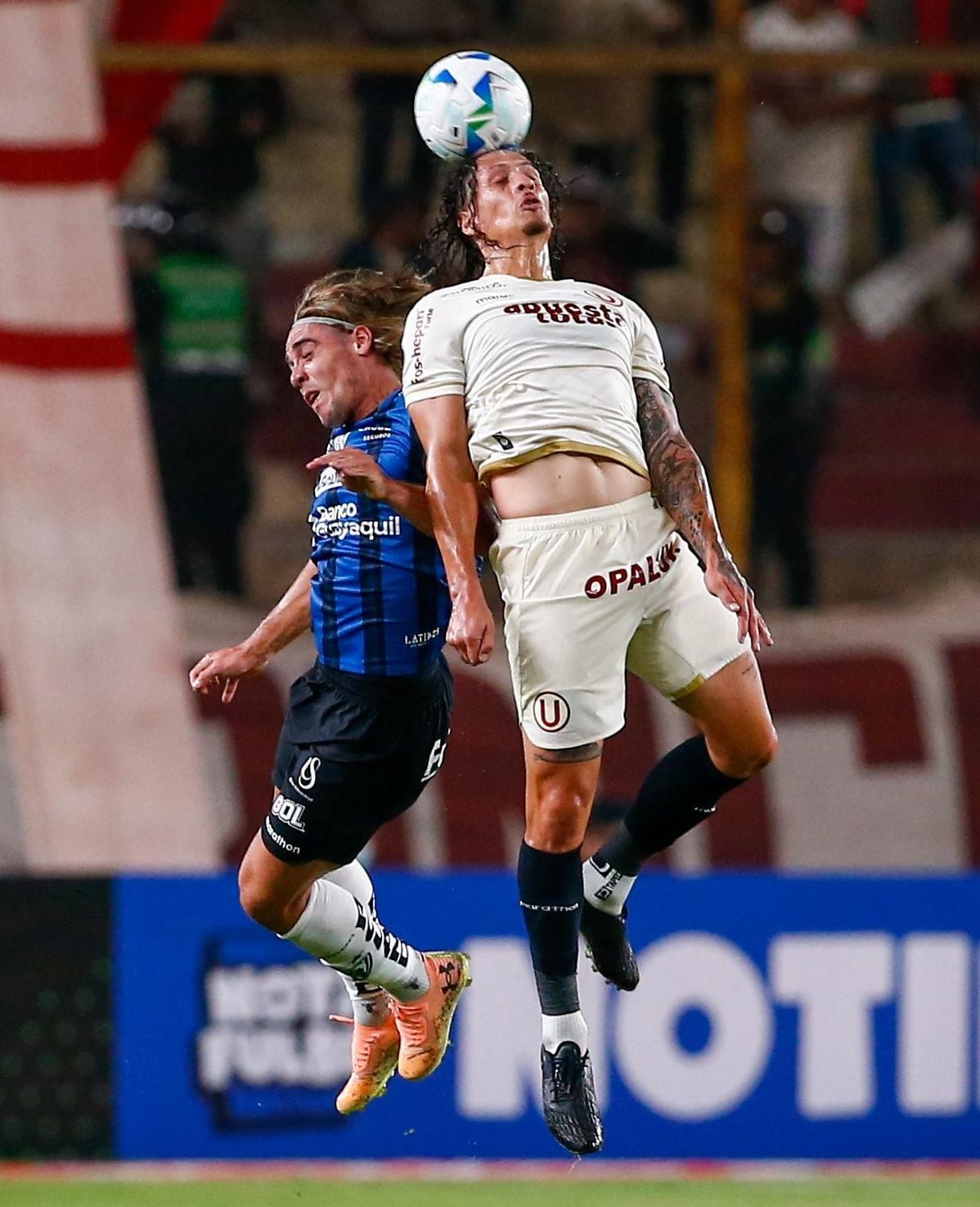 Riveros (U) y Spinelli (IDV) disputan un balón aéreo durante el primer tiempo del partido por Copa Libertadores | Foto: Fernando Sangama / @photo.gec