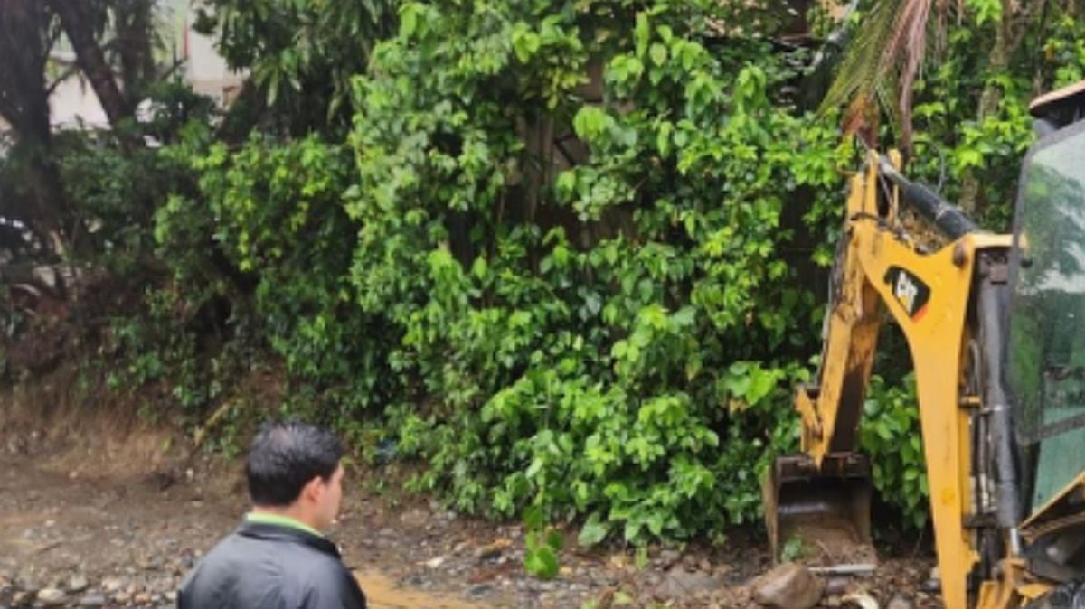 En Ayacucho , personal del distrito de Ayna , provincia La Mar , realiza los trabajos de limpieza y mantenimiento de la vía vecinal con apoyo de maquinaria pesada (retroexcavadora), luego de las lluvias intensas reportadas el 26 de enero. La evaluación de daños también continúa en proceso.