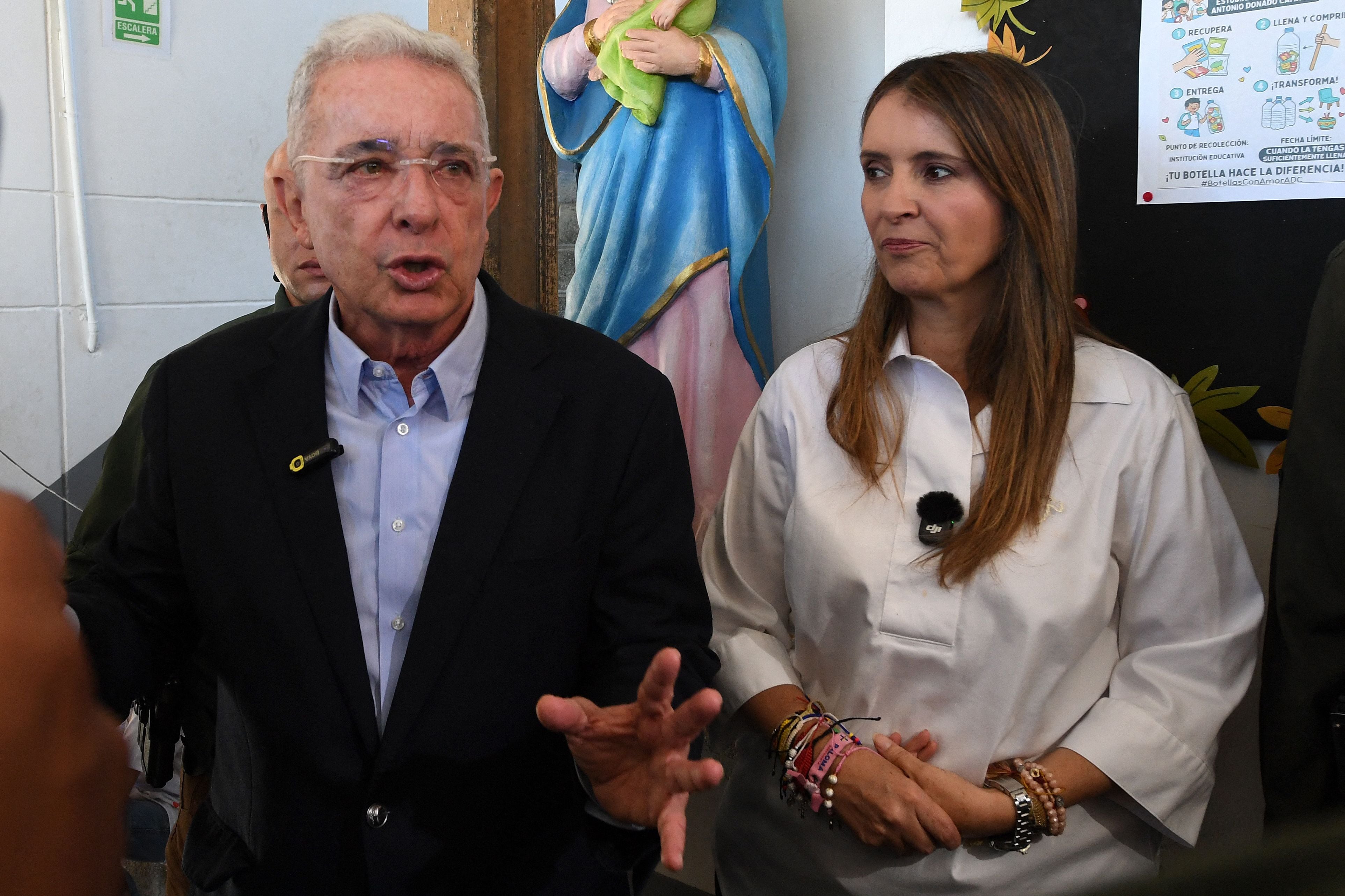 La candidata presidencial Paloma Valencia, del partido derechista Centro Democrático, pidió este domingo a los colombianos elegir por primera vez a una mujer presidenta , al acompañar al exmandatario Álvaro Uribe a ejercer su derecho al voto en Rionegro, a pocos kilómetros de Medellín. Quiero invitar a Colombia a elegir a la primera mujer. Es nuestro momento, afirmó Valencia